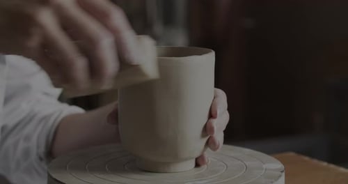 Potier travaillant à la main sur une tasse
