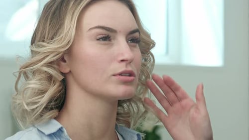 Backstage im Film. Visagistin schminkt sich professionell für Schauspielerin