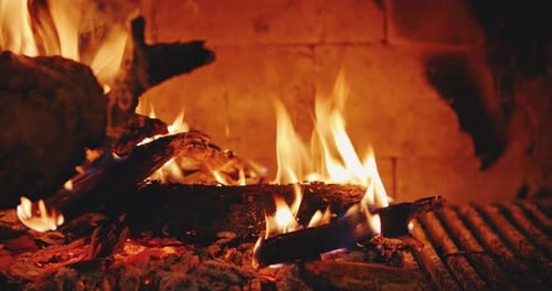 Hoguera arde en la chimenea, primer plano en cámara lenta