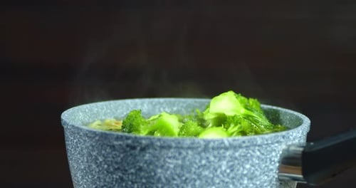 Brocoli frais dans de l'eau bouillante.