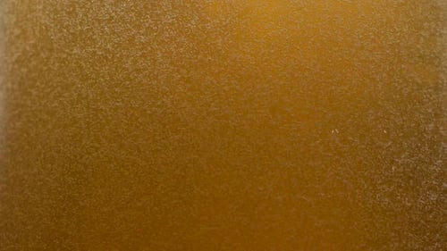 Bier mit Seifenblasen im Glas