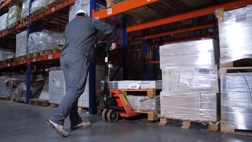 Trabajador de almacén coloca palets