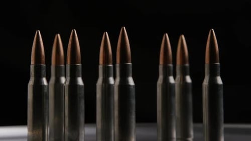 Filmmusik rotierende Aufnahme von Kugeln auf einer metallischen Oberfläche - BULLETS 010