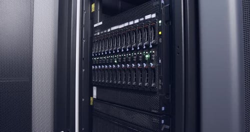 Gran sala de servidores de computadoras en un centro de datos