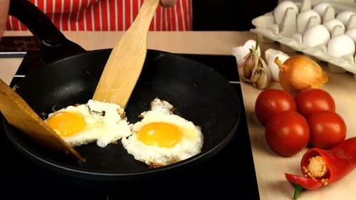 Hühnerei auf einer heißen Pfanne umdrehen und Spiegeleier kochen