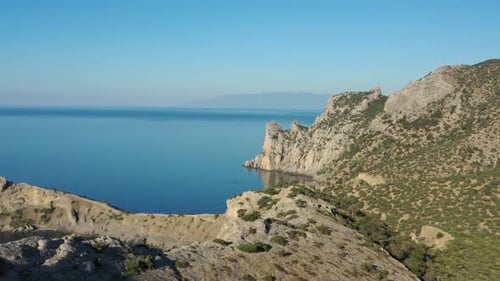 Vista aérea de montanhas, rochas e mar na Crimeia