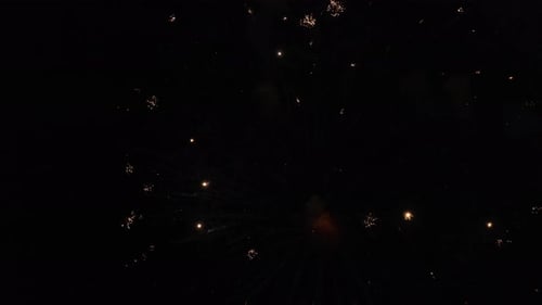Feuerwerk am Himmel auf schwarzem Hintergrund