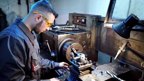 Travailleur mesurant avec un pied à coulisse. Génie industriel portant des vêtements de sécurité à l'aide d'étriers Vernier