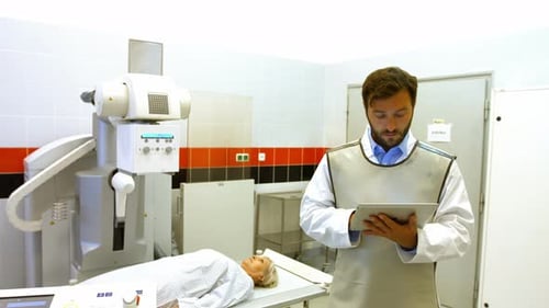 Männlicher Arzt mit digitalem Tablet im Röntgenraum