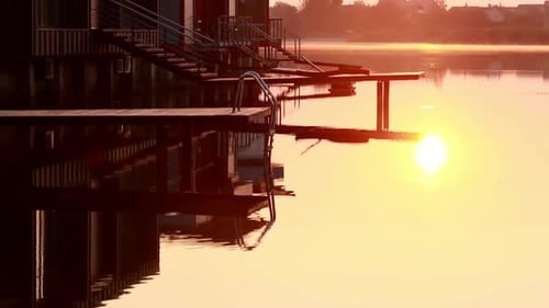 Erstaunlicher Blick auf den Sonnenuntergang vom Haus auf einem See