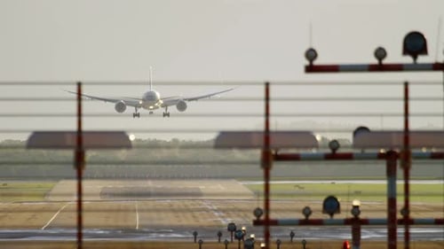 Avión de fuselaje ancho aproximándose