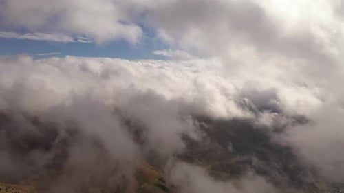 Sentez-vous comme un oiseau survolant les nuages, tirez sur Drone