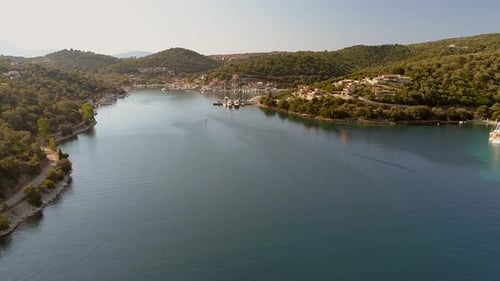 Luftaufnahme des Hafens an der Bucht am Mittelmeer, Griechenland.