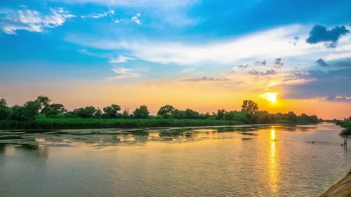 Schöner Sonnenuntergang Bewölkter Himmel über dem Fluss mit Regen