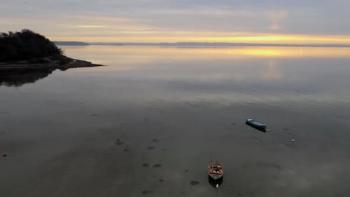 Réflexions des nuages sur la mer claire au Danemark