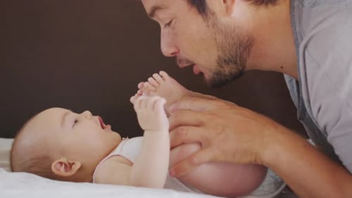 Une famille heureuse. Portrait d'un père barbu et d'une petite fille nouveau-né s'enlaçant. Paternité Parenthood