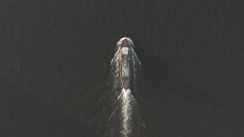Foto aérea de un buque de carga que flota en el río o el mar. Mercancías de transporte de barcos de carga Zumbido sobrevuela