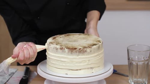 Creme auf dem Boden des Kuchens verteilen