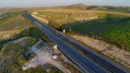 Luftaufnahme von Autos, die aktiv auf modernen Autobahnen fahren, gefilmt mit Quadrocopter