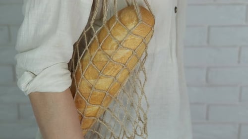 Mujer con bolsa para pan