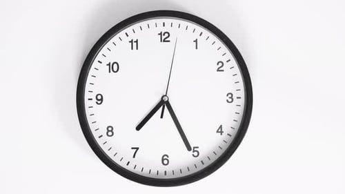 Vidéo rapprochée du cadran de l'horloge sur le mur