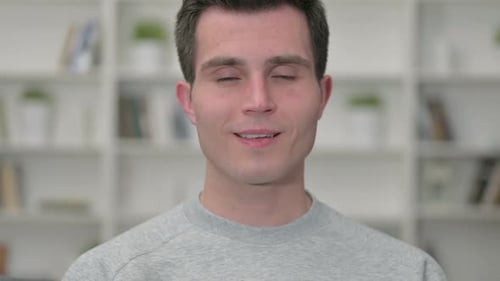 Porträt eines lächelnden jungen männlichen Designers, der in die Kamera blickt
