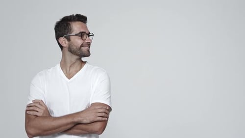 Typ setzt Brille auf