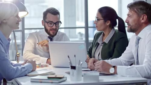Geschäftsteam spricht bei einem Meeting im Büro