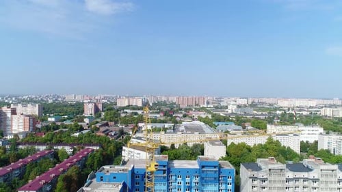 Grúa de construcción en el contexto de la ciudad