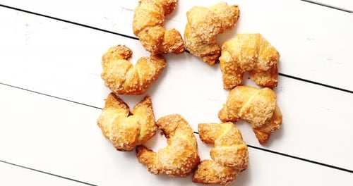 Círculo de deliciosos croissants