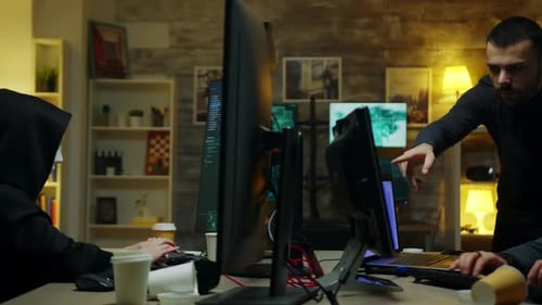 Hacker Girl portant un masque blanc tout en faisant des cybercrimes