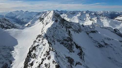 Vue aérienne de la chaîne de montagnes Cheget dans la neige en hiver par temps clair et ensoleillé