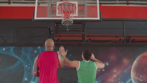 Rivalisierende Basketballspieler kämpfen um Rebound