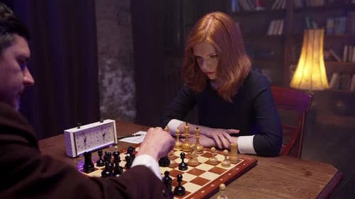 Mädchen spielen Schach