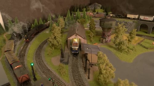 Modele trens com vapor se movendo na ferrovia.