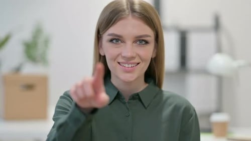 Porträt einer jungen Frau, die zeigt und einlädt