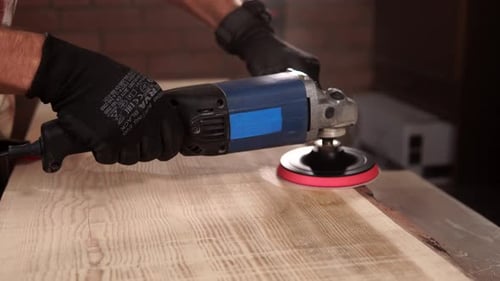 Schleifmaschine während der Arbeit