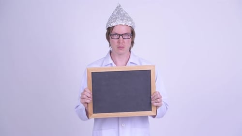 Jeune homme, docteur, à, chapeau, tinfoil, tenue, tableau noir