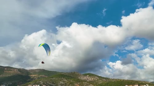 Drohnen-Luftaufnahme eines Fallschirmspringers, der über das wunderschöne Alanya fliegt