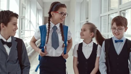 Alunos conversando depois das aulas no corredor
