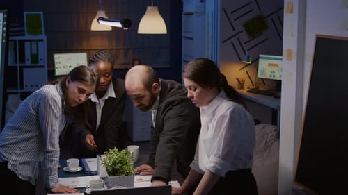 Trabalho em equipe multiétnico diversificado Brainstorming de ideias da empresa Analisando gráficos financeiros Apresentação