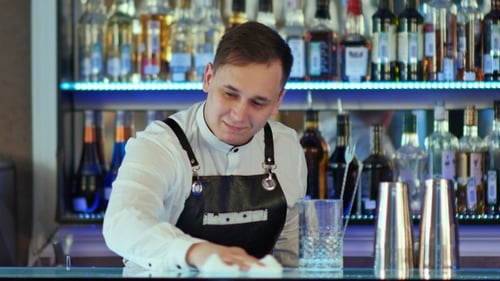 Camarero limpiando la barra del bar