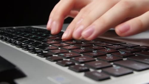 Beide Hände eines Büroangestellten beim Tippen auf der Tastatur, Vorderansicht, Schwarz