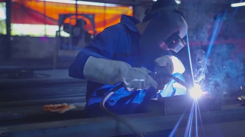 Asiatischer männlicher Techniker, Arbeiter, tragen Schutzuniform, Schweißer, Leder, Schweißer, Schweißer