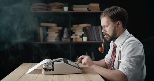 Escritor barbudo trabajando a tiempo