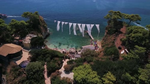 Sobrevolando el Zumbido sobre Agios Sostis (isla Cameo) en Zakynthos, Grecia