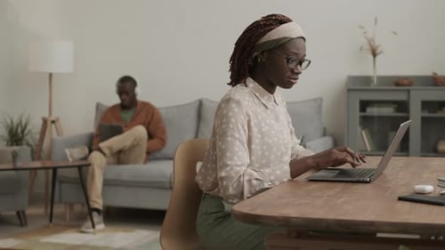 Personas que usan artilugios en casa