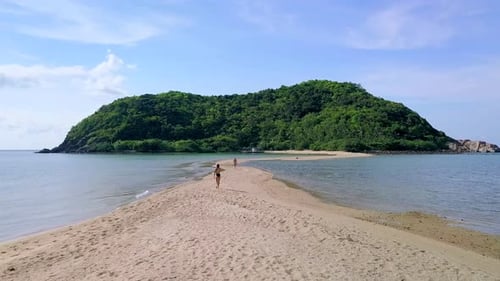 Jovem mulher bonita em traje de banho preto andando sozinha em um banco de areia Tailândia