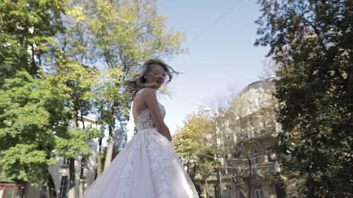 Novia hermosa y encantadora. Mujer bonita y bien arreglada. Cámara lenta