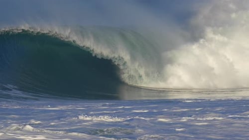 Wellen brechen in der Surflinie.